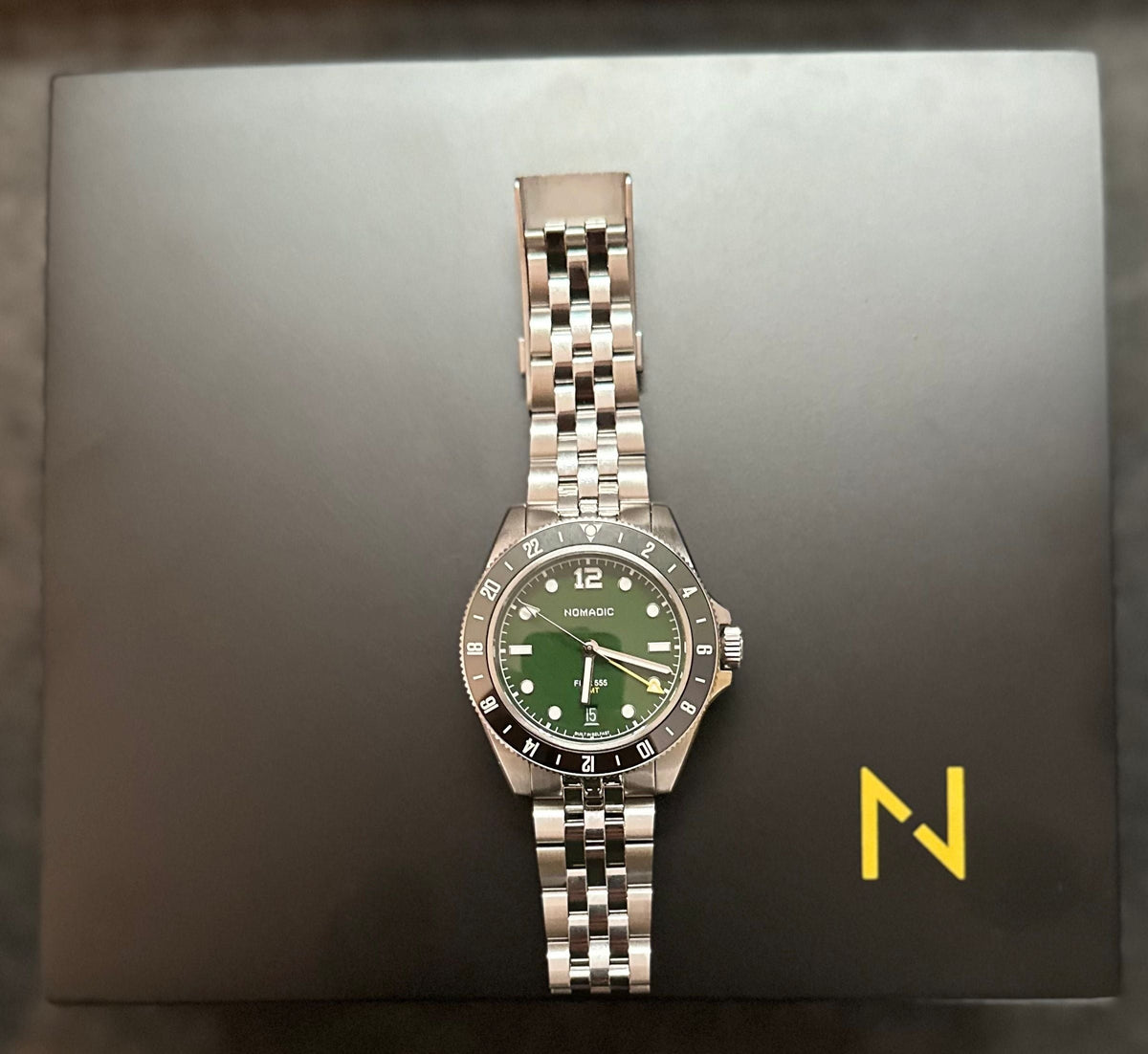 Nomadic Fior 555 GMT - Emerald Abyss