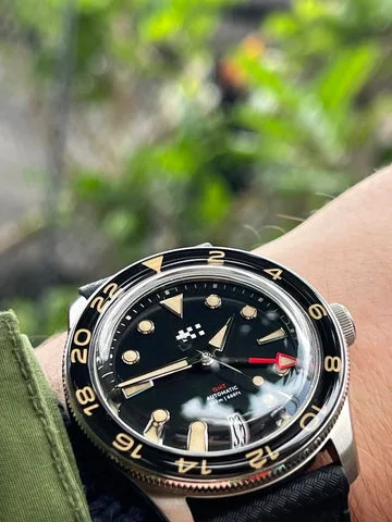 Giving the BB58 GMT a Run for its Money: the Christopher Ward C65 Aquitaine GMT