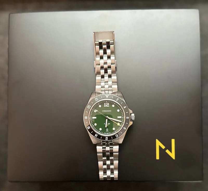 Nomadic Fior 555 GMT - Emerald Abyss